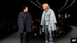 Aktor Ben Stiller, kiri, dan Owen Wilson mengenakan kreasi musim gugur/dingin 2015/2016 oleh Valentino dalam Paris Fashion Week, Paris, Perancis (10/3).