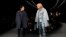 Aktor Ben Stiller, kiri, dan Owen Wilson mengenakan kreasi musim gugur/dingin 2015/2016 oleh Valentino dalam Paris Fashion Week, Paris, Perancis (10/3).