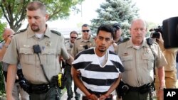 Cristhian Bahena Rivera es escoltado al juzgado del condado de Poweshiek para su aparición inicial en la corte, el 22 de agosto de 2018, en Montezuma, Iowa.