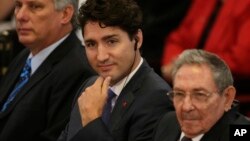 Canada's Prime Minister Justin Trudeau, center, sits with Cuba's President Raul Castro and First Vice President Miguel Diaz-Canel Bermudez, left, at Havana University in Havana, Cuba, Nov. 16, 2016. 