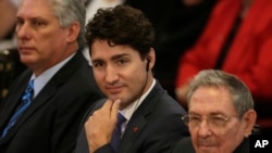 Justin Trudeau, au centre, à La Havane, le 16 novembre 2016. 