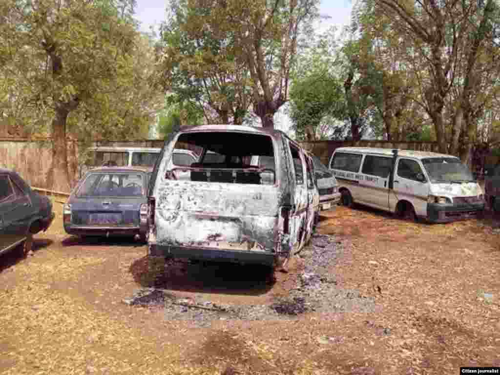 Motocin da aka kona a sakatariyar karamar hukumar Shira a garin Yana, ta Jihar Bauchi daren asabar, 19 Afrilu, 2014 a harin 'yan bindiga(A. M. Saka)