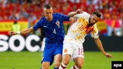 Jordi Alba de l’Espagne, à droite, est aux prises avec Ivan Perisic de la Croatie, à gauche, lors d’un match du groupe D de l’Euro 2016 entre la Croatie et l'Espagne au Stade de Bordeaux, France, 21 Juin 2016. epa/ RUNGROJ YONGRIT