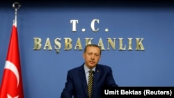 Thủ tướng Thổ Nhĩ Kỳ Tayyip Erdogan nói chuyện với các nhà báo tại Ankara về việc cải tổ nội các, 25/12/13