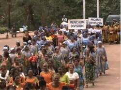 Perempuan Kamerun berbaris untuk perdamaian di Yaounde, Kamerun, 18 April 2019. (Foto: VOA/M.Kindzeka)