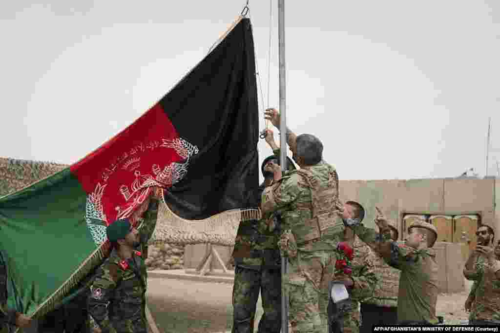 فوجی اڈے سے امریکی پرچم اتارنے کے بعد افغانستان کا پرچم لہرا دیا گیا۔