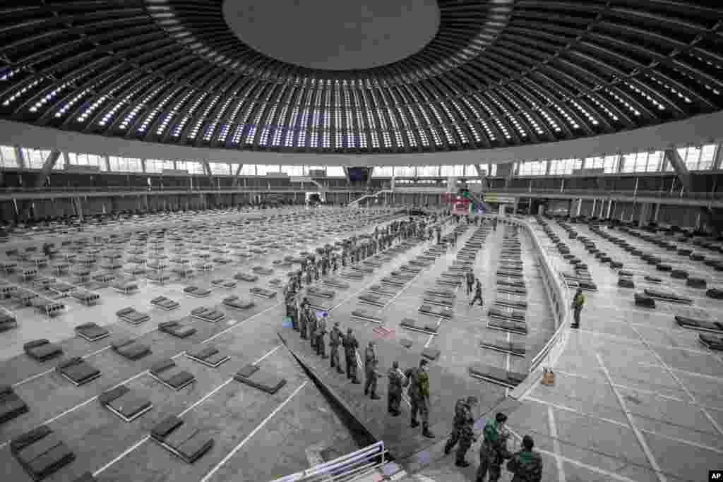 Serbian military sets up the beds inside Hall 1 of the Belgrade Fair to accommodate people who suffer mild symptoms of coronavirus disease (COVID-19) in Belgrade.