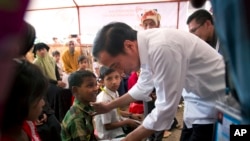 အင်ဒိုနီးရှားသမ္မတ Joko Widodo ရိုဟင်ဂျာဒုက္ခသည်စခန်းကို သွားရောက်