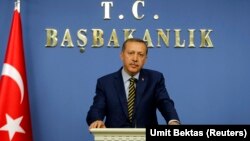 PM Turki Tayyip Erdogan memberikan keterangan pers setelah mengumumkan perombakan kabinetnya di Ankara, Rabu (25/12). 