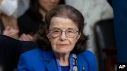 La sénatrice Dianne Feinstein, démocrate de Californie, revient à la commission judiciaire du Sénat après une absence de plus de deux mois, au Capitole de Washington, le 11 mai 2023.