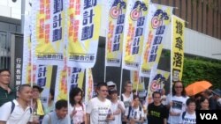 香港泛民舉行抗議選舉政治篩選遊行 (美國之音海彥拍攝)