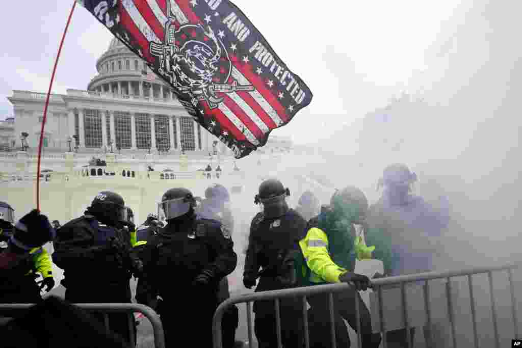 La polic&#237;a detiene a los partidarios de Trump que intentaron atravesar una barrera policial.
