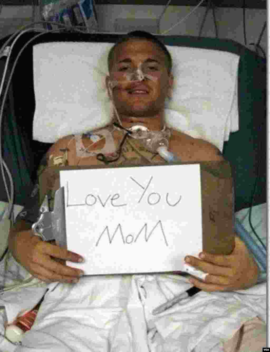 Əfqanıstanda yaralanmış Serjant Rob Richards.&nbsp; Müharibədə üç dönəm xidmət etdikdən sonra yaralanan dəniz piyadası 2014-cü ilin avqustunda dünyasını dəyişir. Foto: Richards ailəsi via Sharylattkisson.com