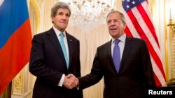 Menlu AS John Kerry (kiri) dan Menlu Rusia Sergei Lavrov melakukan pertemuan di kediaman Dubes Rusia di Paris, Minggu (30/3).