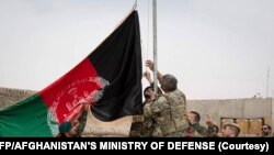 Tentara AS dan tentara Afghanistan dalam upacara serah-terima ke Tentara Nasional Afghan di Kamp Antonik, Provinsi Helmand, 2 Mei 2021. (Foto: Tentara Nasional Afghan via AFP)