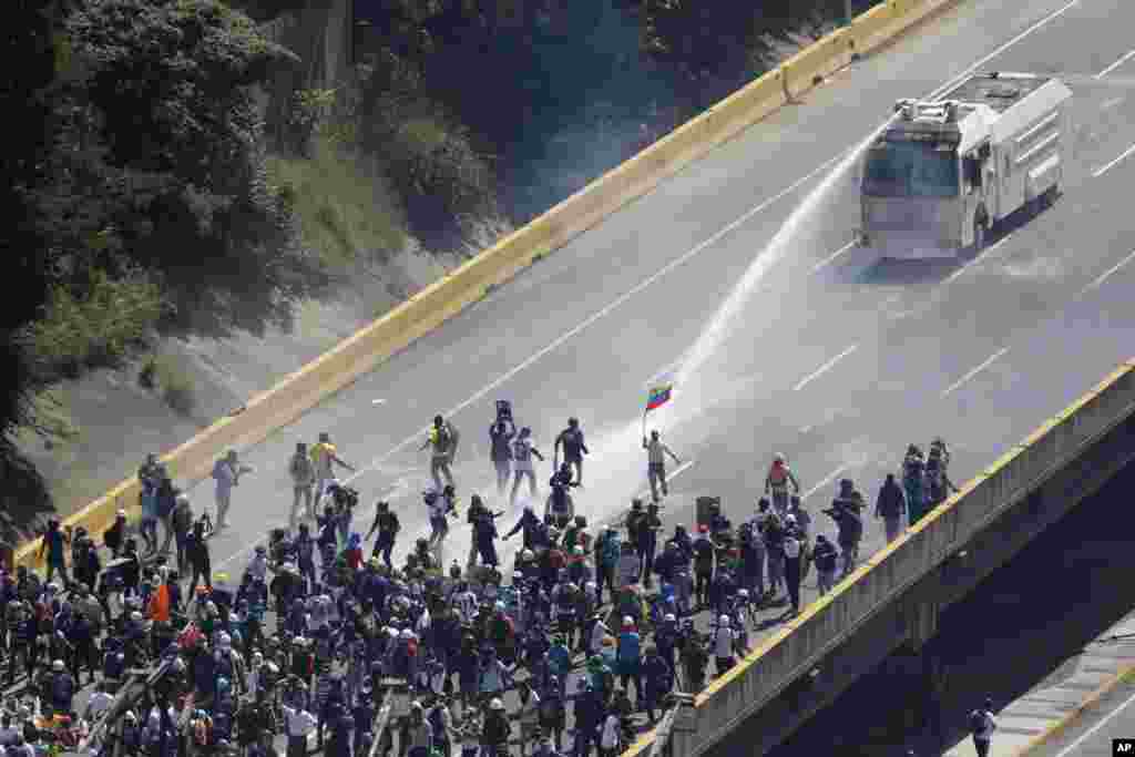 درگیریهای خشونت آمیز بین معترضان و پلیس ضد شورش در تظاهراتی در کاراکاس پایتخت&nbsp;ونزوئلا. معترضان خواستار&nbsp;آزادی زندانیان سیاسی و&nbsp;انتخابات ریاست جمهوری زودرس هستند.