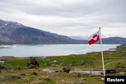 ARCHIVO: La bandera de Groenlandia ondea en el asentamiento de Igaliku, Groenlandia, el 5 de julio de 2024. Ritzau Scanpix/Ida Marie Odgaard vía REUTERS