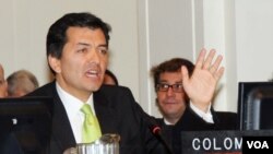 El embador de Colombia ante la OEA, Luís Alfonso Aristizabal, presentó en Washington una serie de fotografías que demuestran, según su país, la presencia de guerrillas de las FARC en Venezuela.