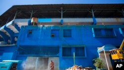 El Estadio Latinoamericano en La Habana, Cuba, es reparado en preparación para el primer juego de exhibición del Béisbol de Grandes Ligas entre los Tampa Bay Rays y la Selección Nacional Cubana el 22 de marzo.