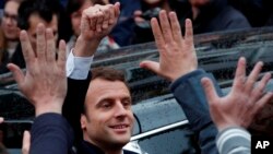 El actual presidente de Francia, François Hollande, también felicitó a su futuro sucesor.
