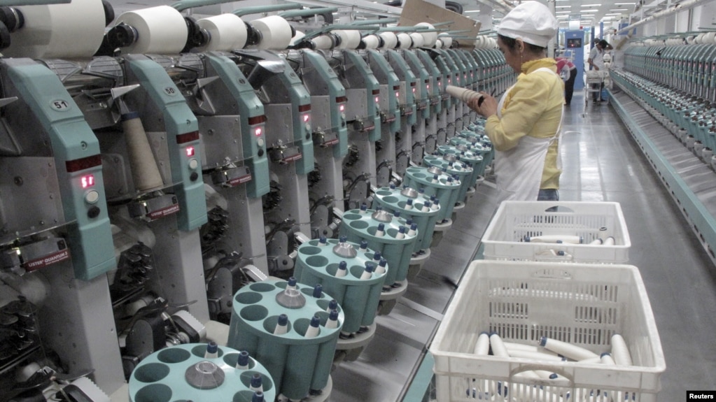 中国新疆阿克苏雅戈尔集团的棉纺织厂工人在工作。（2015年12月1日）(photo:VOA)