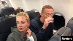 Ruski opozicioni lider Aleksej Navaljni i supruga Julija u avionu na letu za Moskvu, 17. januara 2021.