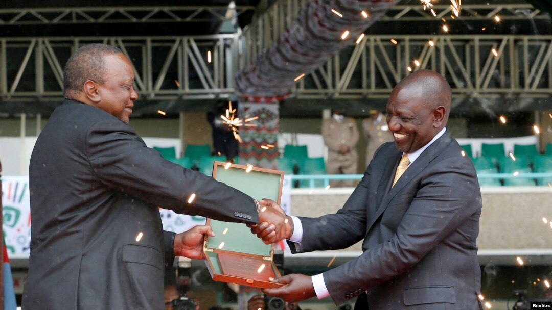Perezida William Ruto ahabwa ibirango by'igihugu nuwo yasimbuye Uhuru Kenyatta