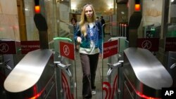 Jekaterina Maksimova ulazi u moskovski metro, u ponedjeljak 22. maja 2023. godine. U protekloj godini je pet puta bila u pritvoru zahvaljujući nadzornim kamerama sa sistemom za prepoznavanje lica. (Foto: AP/Alexander Zemlianichenko)