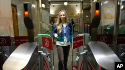 La periodista Yekaterina Maksimova entra en el Metro de Moscú, donde ha sido detenida cinco veces, el 22 de mayo de 2023.