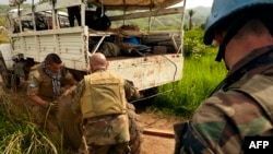 Basoda ya Monusco bazali kobongisa motuka na bango na Djugu, Ituri, 27 mars 2018.