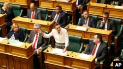La Première ministre néo-zélandaise Jacinda Ardern au parlement le 2 décembre 2020 à Wellington (Photo AP)