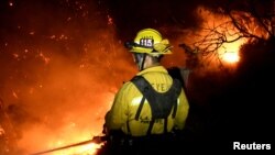 Bombeiros tentam combater o incêndio Thomas em Montecito, California, Dez. 16, 2017. 