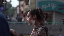 Des manifestants s'unissent autour d'un falafel et de tuk-tuks sur la place emblématique de Bagdad