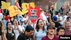 DACA计划的支持者在洛杉矶一座联邦政府大楼前抗议。（2017年9月1日）