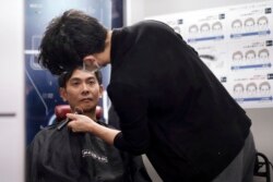 Ikemen-Works, salon khusus pria di Tokyo, mengaku pendapatannya meningkat sebanyak 25 persen sepanjang tahun lalu.