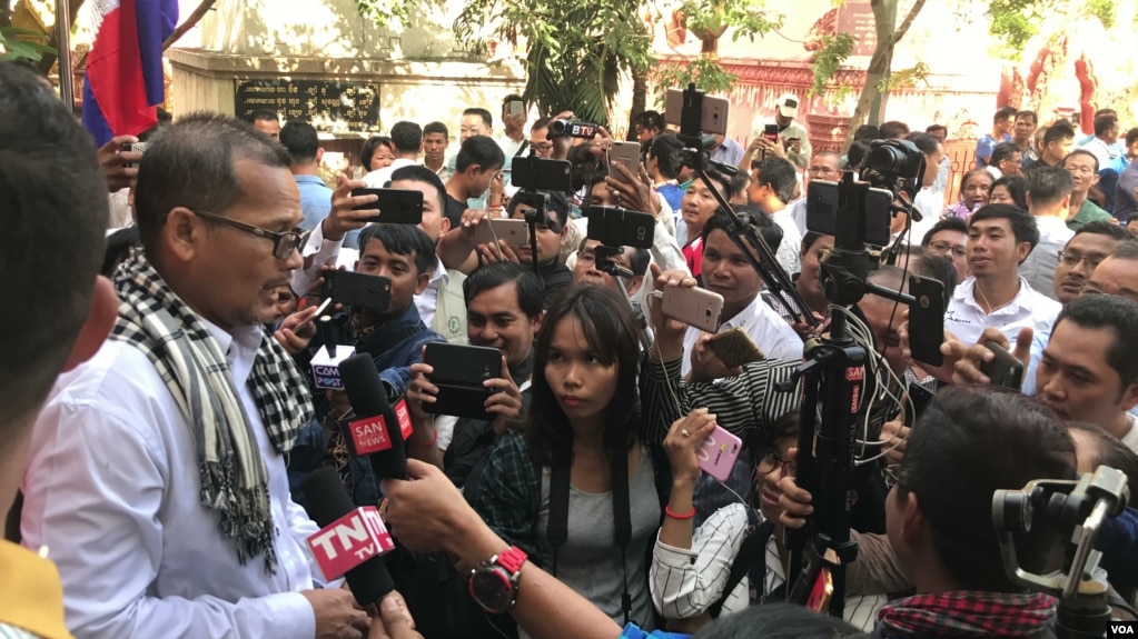 Activists and members of the opposition party gives interview to reporters after receiving blessing by monks in Wat Chas on 28th August, 2018 2018 in Phnom Penh, Cambodia. (Neou Vannarin/VOA Khmer)