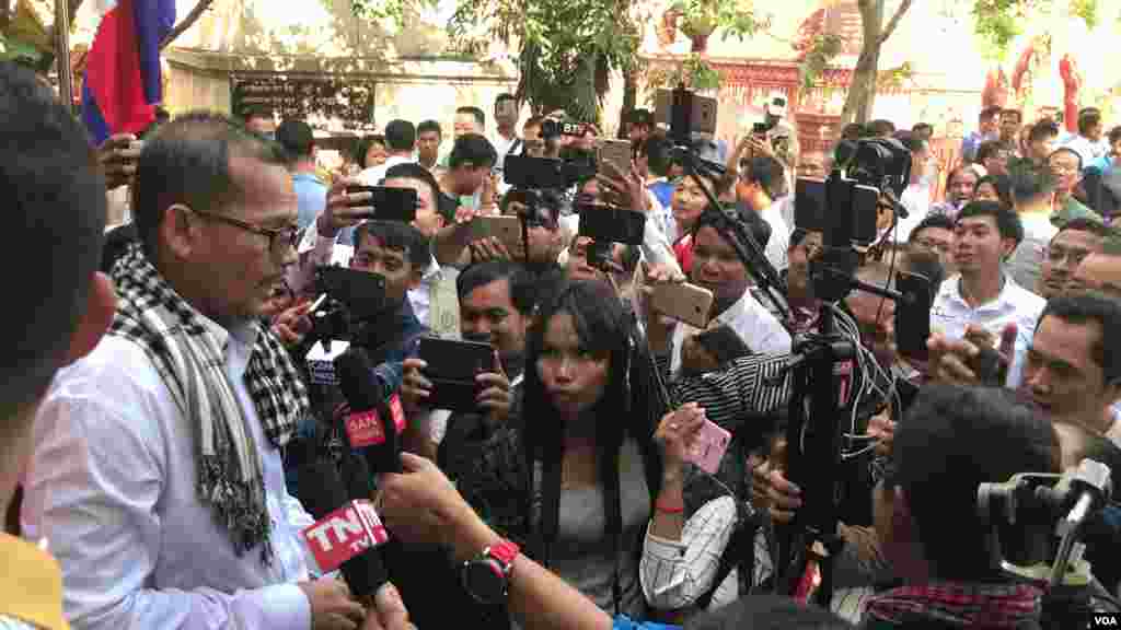 Activists and members of the opposition party gives interview to reporters after receiving blessing by monks in Wat Chas on 28th August, 2018 2018 in Phnom Penh, Cambodia. (Neou Vannarin/VOA Khmer)