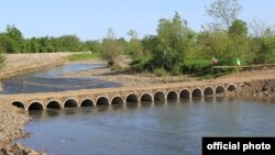 Astara çayı üzərində tikilməkdə olan dəmir yolu körpüsü