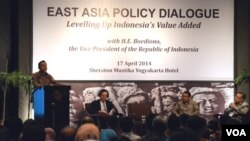 Wapres Boediono berbicara dalam "East Asia Policy Dialog : Levelling Up Indonesia's Value Added" di Yogyakarta (17/4). Juga tampil dalam acara itu adalah (duduk dari kiri ke kanan) Fukunari Kimura (ERIA), ekonom UI Iwan Jaya Azis dan ekonom UGM Tony A. Prasetyantono.