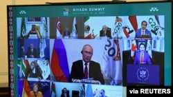 ປະທານາທິບໍດີຣັດເຊຍ ທ່ານວລາດີເມຍ ປູຕິນ ເຂົ້າຮ່ວມໃນກອງປະຊຸມສຸດຍອດ ຜ່ານທາງວີດີໂອ ຂອງບັນດາຜູ້ນຳກຸ່ມ G20 ປີ 2020, ຢູ່ທີ່ທຳນຽບ ໂນໂວ ໂອກາຣີໂອໂວ Novo-Ogaryovo ນອກນະຄອນຫຼວງມົສກູ ຂອງຣັດເຊຍ, ວັນທີ 21 ພະຈິກ 2020. (Sputnik/Aleksey Nikolskyi/Kremlin via Reuters)
