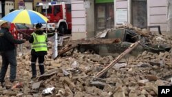 Austria Building CollapseDes policiers se tiennent sur des gravats d’un immeuble à Vienne, Autriche, 26 2014.