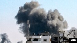 Fumo de bombardeamentos israelitas no sudeste de Khan Yunis, no sul da Faixa de Gaza, a 8 de setembro de 2024.