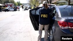 Una agente del FBI arriba a la escena de la explosión en Galindo Street en Austin, Texas.