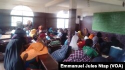 Elèves de l’école franco-arabe de la Briqueterie, un quartier populaire, foyer du mariage précoce à Yaoundé, Cameroun, 6 mars 2017. (VOA/ Emmanuel Jules Ntap)