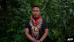 Alex Lucitante, dari kelompok etnis asli Cofan, berpose untuk difoto di desa Avie, di Lago Agrio, Provinsi Sucumbíos, wilayah Amazon, Ekuador (foto: dok).