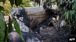 Los restos del avión que fue robado en México, cargado de drogas en Venezuela y siniestrado en Guatemala.