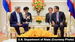 U.S. Secretary of State John Kerry, left, addresses Cambodian Prime Minister Hun Sen at the outset of a bilateral meeting at the Peace Palace in Phnom Penh, Cambodia, Jan. 26, 2016.