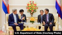 លោក John Kerry រដ្ឋមន្ត្រី​​​ការ​បរទេស​សហរដ្ឋ​អាមេរិក ពិភាក្សា​ជាមួយ​លោក​នាយករដ្ឋមន្ត្រី ហ៊ុន សែន នៅ​វិមាន​សន្តិភាព​នៅ​រាជធានី​ភ្នំពេញ​កាល​ពី​ថ្ងៃ​ទី​២៦ ខែ​មករា ឆ្នាំ​២០១៦។