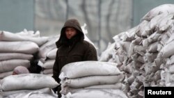 북한 접경도시 신의주에 중국에서 들여온 것으로 보이는 밀 포대가 쌓여있다.