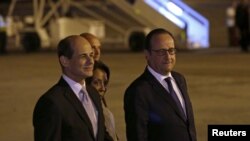 François Hollande (à direita) ao lado do vice-ministro das Relações Exteriores de Cuba Rogelio Sierra (L) no aeroporto de Havana Jose Marti, Maio, 10, 2015.